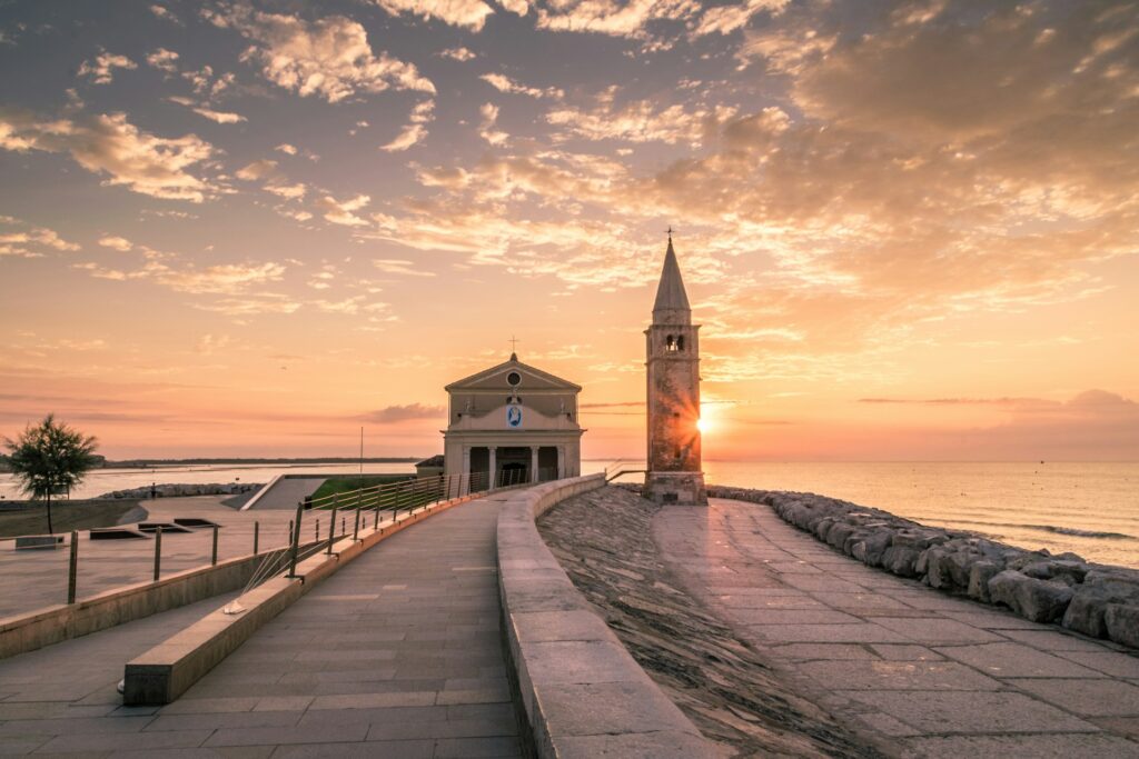 chapelle et rayon du soleil à Caorle