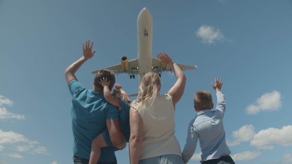 Famille saluant un avion au décollage après avoir réservé un billet d avion dernière minute pour des vacances spontanées