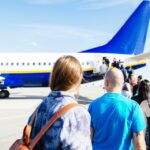 Passagers embarquant rapidement dans un avion pour un billet d avion dernière minute à prix réduit