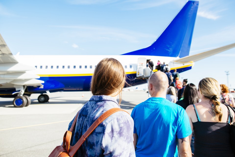 Passagers embarquant rapidement dans un avion pour un billet d avion dernière minute à prix réduit