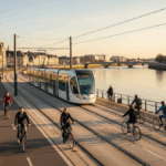 Se déplacer à Nantes sans voiture, illustration d'un tramway et de vélos sur les quais de la Loire